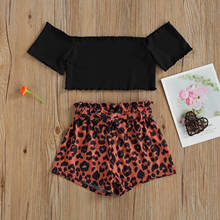 Летние комплекты одежды для маленьких девочек, Однотонная футболка с открытыми плечами и короткие штаны с леопардовым принтом и поясом 2024 - купить недорого