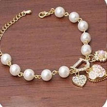 B016-Pulseras con cuentas de perlas de imitación para mujer, brazaletes colgantes con letras D, corazón de cristal, a la moda 2024 - compra barato