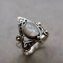Винтажное тибетское лунное камень, большие лечебные Кристальные кольца для женщин, кольцо в стиле бохо с античным индийским лунным камнем, Изящные Ювелирные изделия, подарки для девушек 2024 - купить недорого