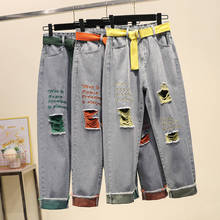 Летние женские джинсы с поясом и вышивкой в виде букв; рваные джинсы с дырками; уличная одежда; Женские джинсы-шаровары; джинсовые брюки; NZ78 2024 - купить недорого