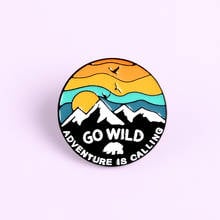 Broche esmaltado con diseño de pájaro del sol y ganso salvaje para amantes del deporte, alfileres esmaltados de solapa, estilo Adventure Is Calling 2024 - compra barato