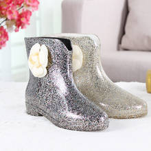Botas de chuva com camélia, sapatos femininos antiderrapantes de borracha e com tubo curto 2024 - compre barato