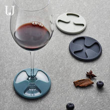 Saca-rolhas elétrico em metal cinza e arejador de vinho no fundo taças de  vinho