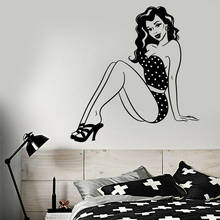 Виниловая наклейка на стену в стиле ретро с изображением девушки сексуальной женщины в купальнике наклейки на стену для привлекательной девушки домашний декор для спальни дизайнерские наклейки B463 2024 - купить недорого