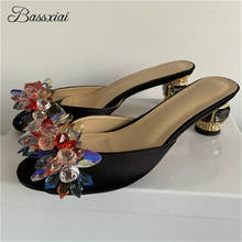 Zapatos de fiesta con decoración de flores de cristal para mujer, Sandalias de tacón de 6cm con punta abierta, Sexy, satén, color negro 2024 - compra barato