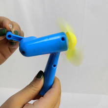 Ventilador de brinquedo verão bonito plástico multicolorido fãs especial ambiental manual mão mini ventilador sem porta bateria crianças brinquedo esportivo 2024 - compre barato
