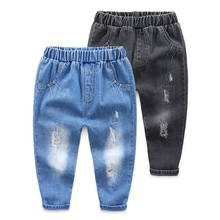 Весенние джинсы для маленьких мальчиков; Детские повседневные однотонные брюки с эластичной резинкой на талии для мальчиков; детская одежда для мальчиков с карманами и дырками 2024 - купить недорого