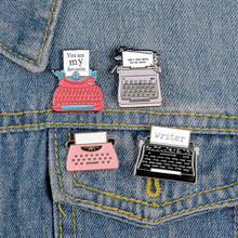 Pin de esmalte de máquina de escribir, broches de color rosa, negro y gris, alfileres de solapa, insignias, bolsos Vaqueros, regalo de joyería para escritor 2024 - compra barato