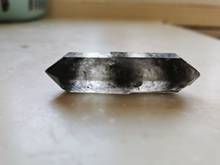 10-18 шт натуральный Тибетский Черный Кристал-фантом кварцевый двойной конечный образец 100 г 2024 - купить недорого