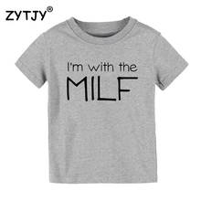 Camiseta de I'm with the milf para niños, ropa para niños pequeños, camisetas divertidas de Tumblr, CZ-96 2024 - compra barato