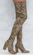 Женские пикантные высокие сапоги из змеиной кожи на не сужающемся книзу массивном каблуке; Модные женские ботфорты с острым носком и принтом питона; большие размеры; обувь для подиума 2024 - купить недорого
