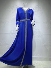 ИД сатин-абайя кафтан для женщин Элегантный пояс с алмазами с v-образной горловиной мусульманских кафтан Арабский Дубай, Турция марокканский одежда синего цвета 2024 - купить недорого
