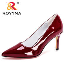 Новинка 2021, дизайнерские свадебные туфли ROYYNA из лакированной кожи на высоком каблуке, женские туфли-лодочки телесного цвета, Свадебная обувь для женщин, женская обувь 2024 - купить недорого