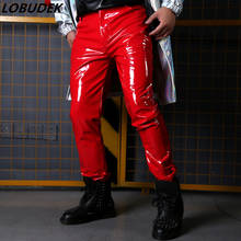Мужские брюки из искусственной кожи красного цвета в стиле панк, певицы, танцовщицы, сценический костюм, кожаные брюки, модные облегающие мотоциклетные кожаные брюки на весну 2024 - купить недорого