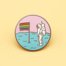 Broche de bandera de arco iris y Luna para hombre y mujer, alfileres esmaltados de astronauta, regalos de joyería de moda, insignias de solapa de película de anime 2024 - compra barato