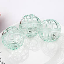 Outgeek bola de brinquedo interativo para gatos, brinquedo leve para gatinhos com sino de plástico, 4cm de cor aleatória 2024 - compre barato