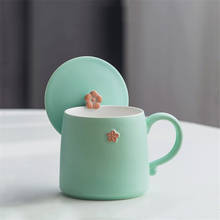Taza de café de flor de cerezo 3D de cerámica de estilo japonés con tapa, taza de leche creativa para oficina, taza de agua Retro Simple para pareja 2024 - compra barato