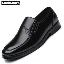 Sapatos masculinos de couro formal, luxuosos para trabalho em escritório, sapatos baixos, respiráveis, para festa, casamento, aniversário 2024 - compre barato