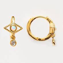 Серьги-кольца золотого цвета с небольшим круглым опалом и кристаллами 2024 - купить недорого