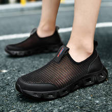 Черная брендовая мужская обувь для бега, новые летние дышащие сетчатые кроссовки, светильник, слипоны, мягкая мужская спортивная обувь на открытом воздухе, модная обувь 2024 - купить недорого