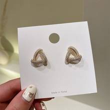Новые металлические золотые серьги с кристаллами и жемчугом элегантные Геометрические треугольники серьги-гвоздики для женщин модные корейские драгоценности 2024 - купить недорого