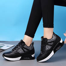 Спортивная обувь на высоком каблуке с воздушной подушкой; женские кроссовки на массивной платформе с блестками; женская обувь белого цвета; обувь на толстой подошве в Корейском стиле 2024 - купить недорого