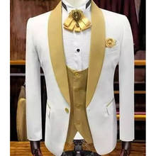 Белые Свадебные смокинги для жениха с золотой шалью с отворотом, 3 предмета, на заказ, приталенные мужские костюмы, пиджак, жилет, брюки, модная мужская одежда 2024 - купить недорого