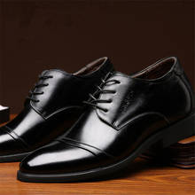 Sapatos sociais masculinos de couro legítimo, calçados feitos à mão com elevador de 6cm, sapatos pretos oxford 2024 - compre barato