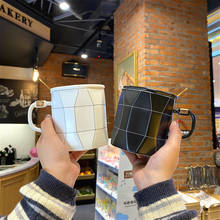 Taza de diseño de línea geométrica creativa con tapa de cuchara, tazas para beber té de negocios de oficina, regalo, Taza de Café de Cerámica de personalidad 2024 - compra barato