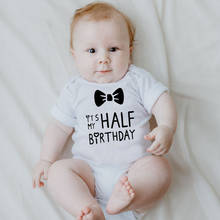 2019 infantil bebê bodysuit é meu meio aniversário letras imprimir engraçado bonito branco roupas de algodão criança 1st aniversário presente 2024 - compre barato