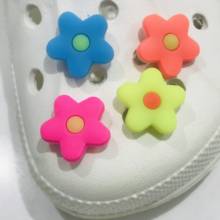 Dijes de PVC con flores noctilucentes, accesorios para zapatos, hebilla, mochilas, pulseras, decoración de zapatos para niñas, Croc Jibz, 1 ud. 2024 - compra barato