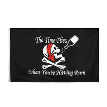 Xyflag 90x150cm jolly roger crânio osso beber o tempo voa quando você está tendo rum pirata bandeira para a decoração da barra de vinho 2024 - compre barato