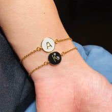 Pulseira de aço inoxidável de 26 letras do alfabeto, disco inicial de letras, bracelete para mulheres e homens, bracelete de letras preto e branco, amor 2024 - compre barato