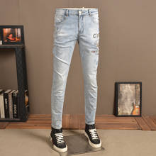 Мужские потертые светильник-голубые рваные джинсы Летняя мода стразы зауженные джинсовые брюки 2024 - купить недорого
