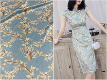Tela de satén elástica con estampado de hojas doradas y fondo azul, 140cm de ancho, 19mm, cheongsam para vestido, camisa, Verano 2024 - compra barato