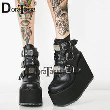 DORATASIA/брендовые новые ботильоны с металлической пряжкой; Женские модные ботинки на высокой платформе в стиле панк; Женская обувь на танкетке и высоком каблуке; 2020 2024 - купить недорого