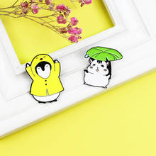 Broche esmaltado de animales de dibujos animados, pingüino en pollitos amarillos, ropa, paraguas de hoja de loto, Pin de solapa de vaca de bebé, insignia de joyería Linda 2024 - compra barato