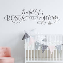Adesivo de parede do berçário para o quarto das meninas em um campo de rosas, ela é um wildflower decalques de parede citações de vinil babys decoração do quarto x589 2024 - compre barato