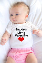 И надписью «Daddy's Little Валентина милый детский комбинезон с рисунком для девочек, Ползунки для новорожденных, младенцев, девочек модный комбинезон с короткими рукавами, футболки для малышей, одежда 2024 - купить недорого