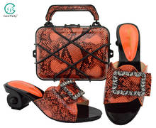 Новейшая итальянская женская обувь оранжевого цвета с сумкой в комплекте; Женская свадебная комплект из обуви и сумки в нигерийском стиле для вечеринки 2024 - купить недорого