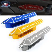 Cubierta de aluminio para brazo basculante de motocicleta, accesorios CNC de alta calidad, con logotipo, para KYMCO AK550, 2017, 2018, 2019, 2020 2024 - compra barato