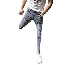 Лето 2020 Модные мужские потертые рваные брюки с дырками светлые цветные брюки корейские тонкие мужские узкие джинсы до щиколотки 2024 - купить недорого