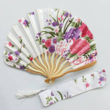 Frete grátis 20pcs tecido chinês personalizado japonês floral redondo leque de mão dobrável com sacos para presente suprimentos para festa de casamento 2024 - compre barato