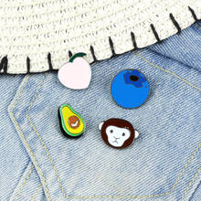 Broches con dibujos de mono, Peach, Blueberry, aguacate, esmalte, pines para chaquetas de mezclilla, broche de botón con insignia de Animal 2024 - compra barato