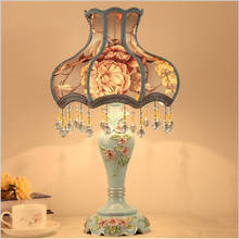 Luminária de mesa estilo europeu, lâmpada de mesa em resina para o quarto, criativa e moderna, de tecido 2024 - compre barato