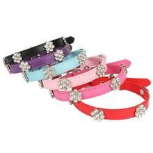 Collar de cuero sintético con flores y diamantes de imitación para perros, Collar decorativo para perros pequeños, medianos y grandes, productos para mascotas 2024 - compra barato