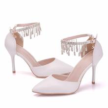 Модные белые свадебные туфли с кристаллами королевы; женские кисточки из горного хрусталя; пикантные Свадебные Вечерние туфли на высоком каблуке; женские туфли-лодочки 2024 - купить недорого