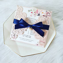 Cartões de convites de festa de casamento, elegante, de renda, impressão personalizada, com strass pérola e fita azul-marinho (50) 2024 - compre barato