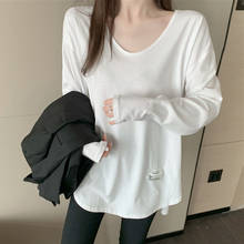 Женская длинная футболка с длинным рукавом, Повседневная белая футболка большого размера с V-образным вырезом и надписью, модель 2021 в Корейском стиле на осень и зиму 2024 - купить недорого