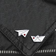 Origami papel avión papel barco esmalte blanco artesanal amante broche Metal insignia Pin lindo moda niños disfraz joyería regalo 2024 - compra barato
